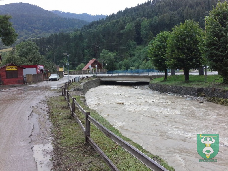 Čistenie obce po povodni-34