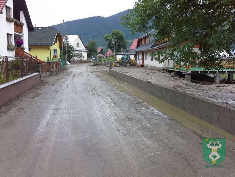 Čistenie obce po povodni-22