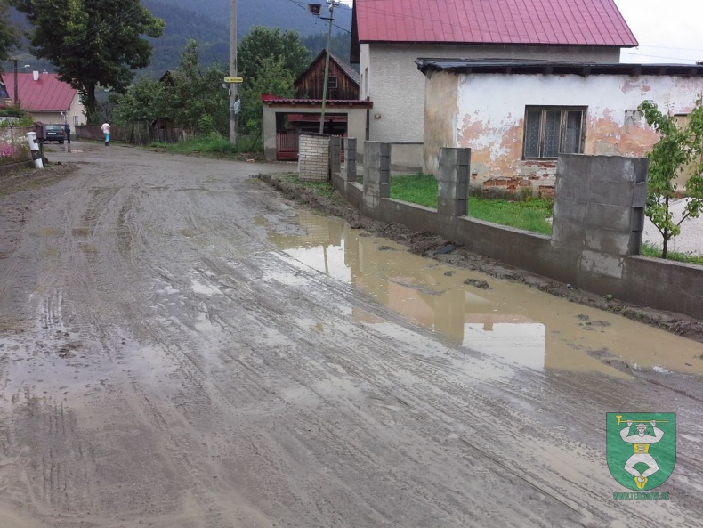 Čistenie obce po povodni-24