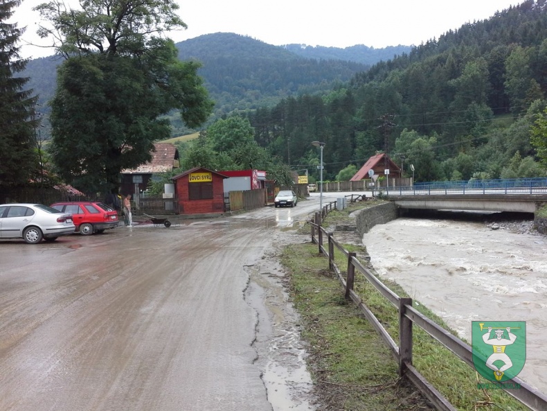 Čistenie obce po povodni-35