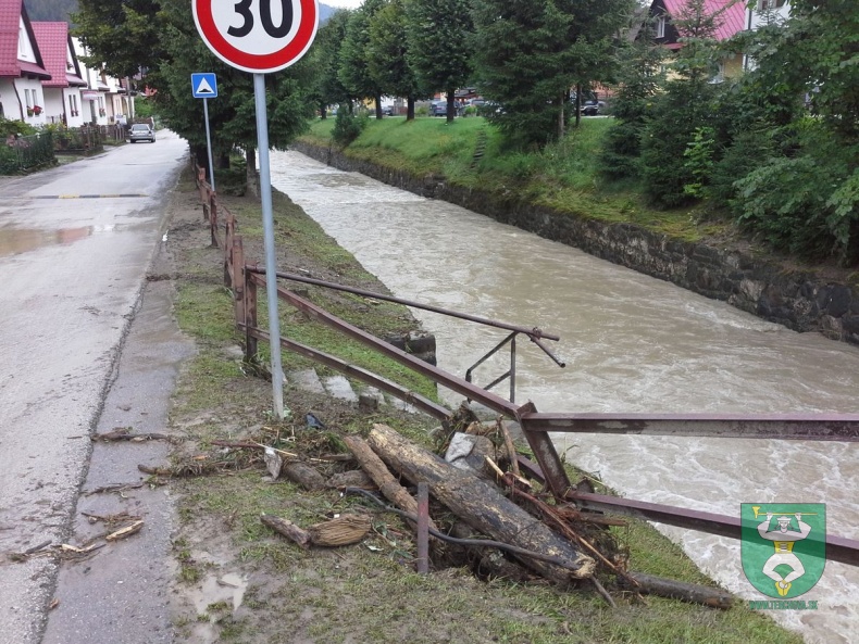 Čistenie obce po povodni-25