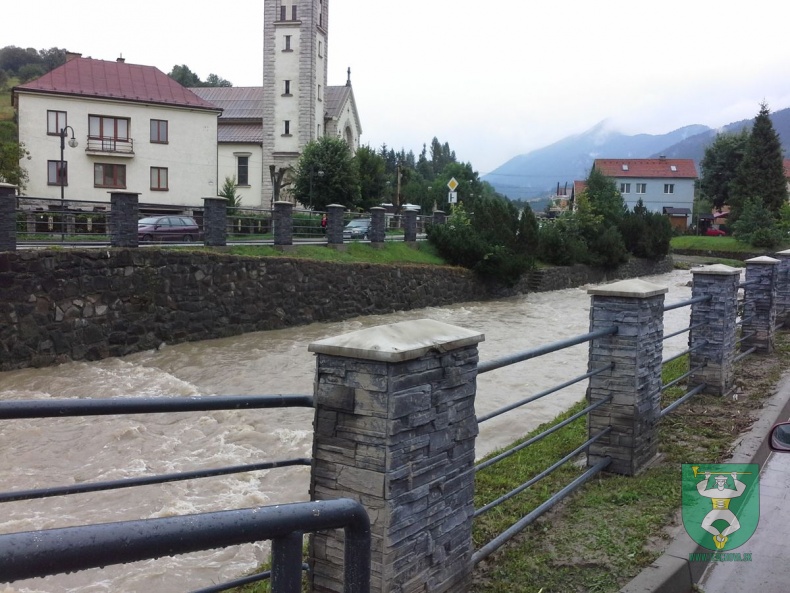 Čistenie obce po povodni-32