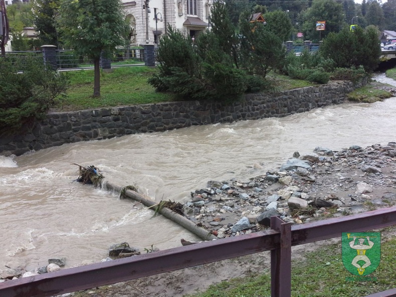 Čistenie obce po povodni-30