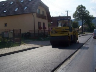 Asfaltovanie Hlavnej cesty 9