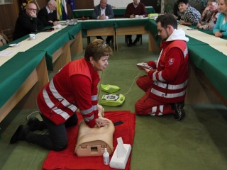 Prijatie daru - elektronický defibrilátor AED-44