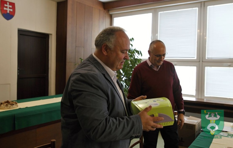 Prijatie daru - elektronický defibrilátor AED-21