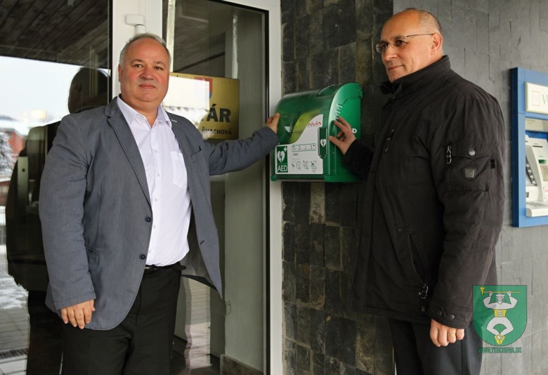 Prijatie daru - elektronický defibrilátor AED-102