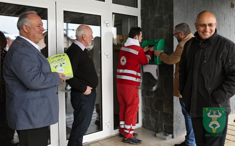 Prijatie daru - elektronický defibrilátor AED-83