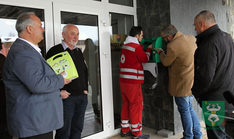Prijatie daru - elektronický defibrilátor AED-85