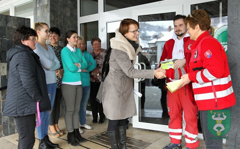 Prijatie daru - elektronický defibrilátor AED-118