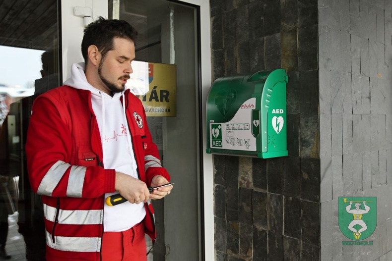 Prijatie daru - elektronický defibrilátor AED-87