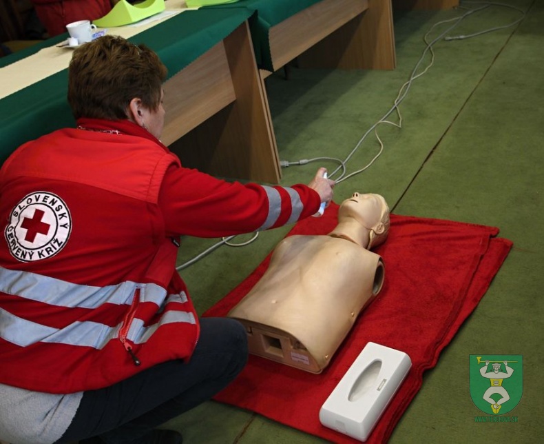 Prijatie daru - elektronický defibrilátor AED-32
