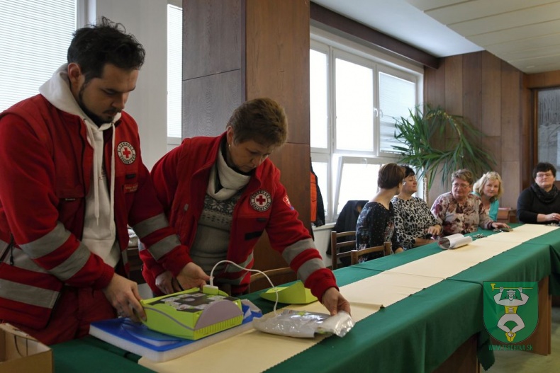 Prijatie daru - elektronický defibrilátor AED-12