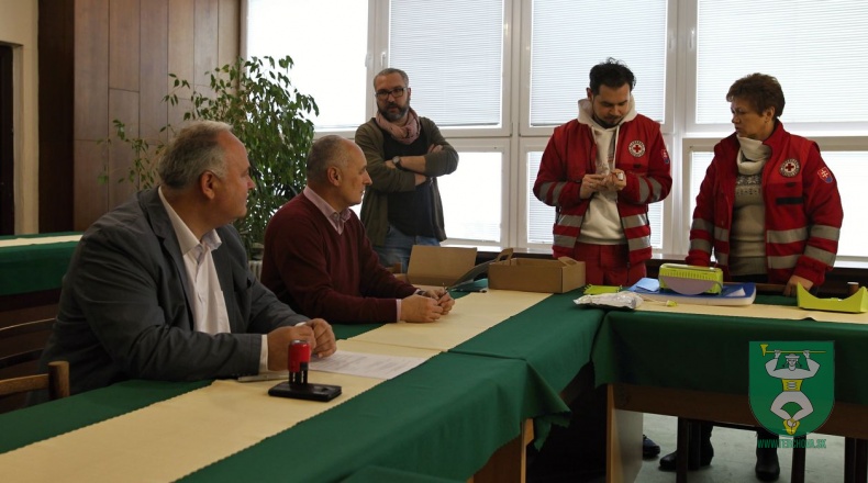 Prijatie daru - elektronický defibrilátor AED-6