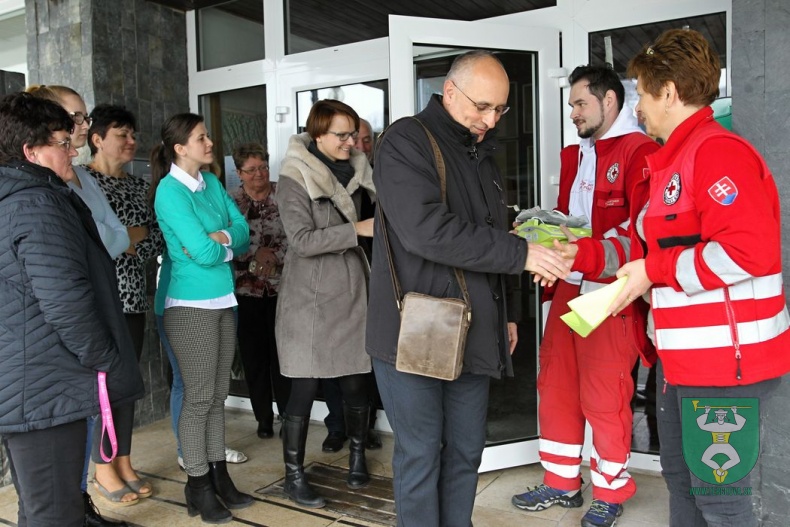 Prijatie daru - elektronický defibrilátor AED-116