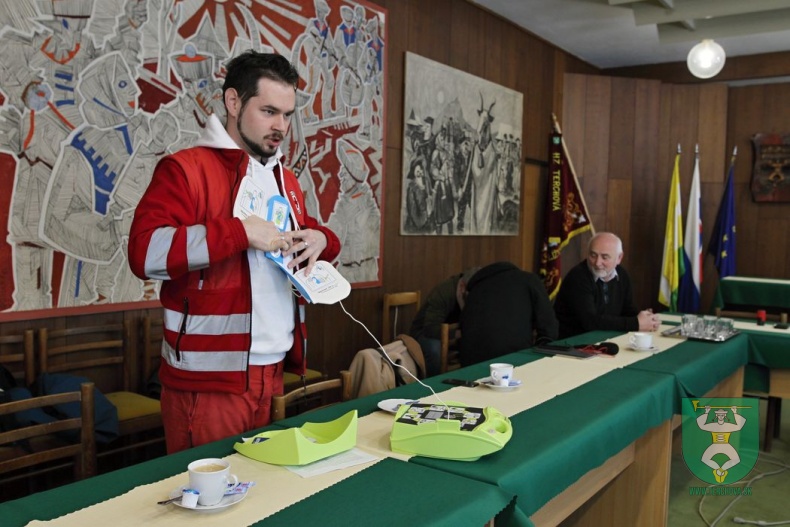 Prijatie daru - elektronický defibrilátor AED-30