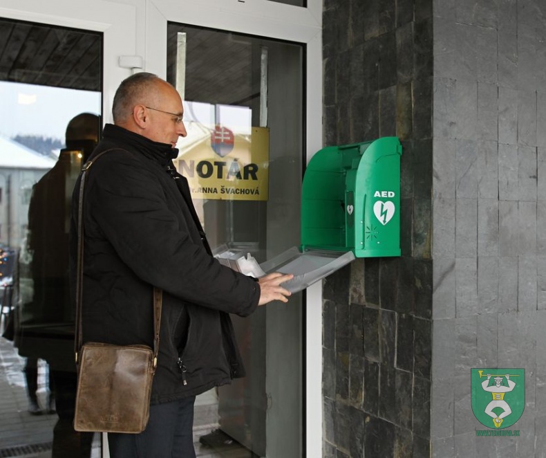 Prijatie daru - elektronický defibrilátor AED-90