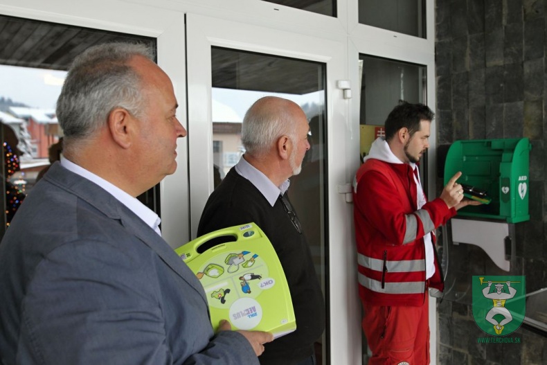 Prijatie daru - elektronický defibrilátor AED-80