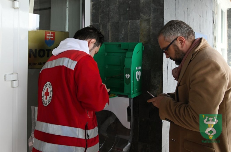 Prijatie daru - elektronický defibrilátor AED-77