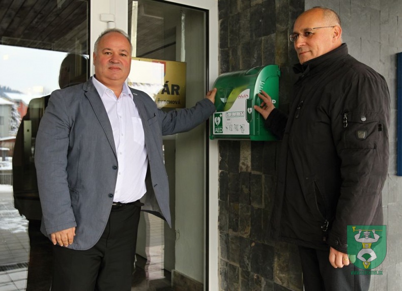 Prijatie daru - elektronický defibrilátor AED-103