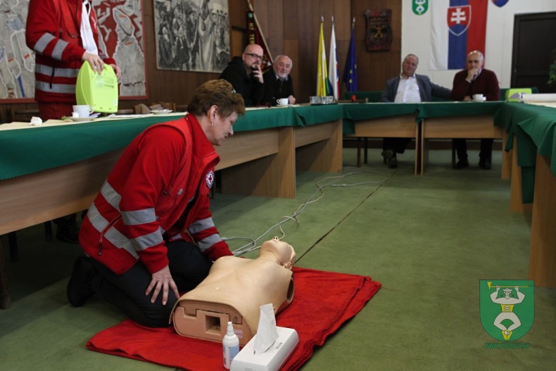 Prijatie daru - elektronický defibrilátor AED-36