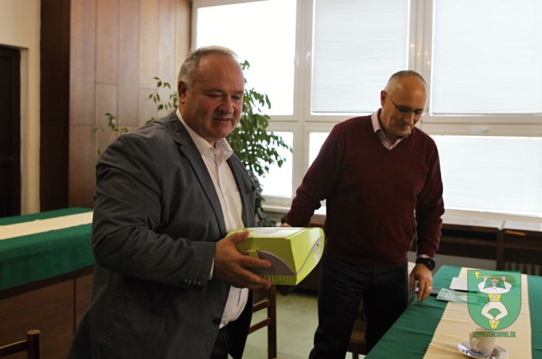 Prijatie daru - elektronický defibrilátor AED-23