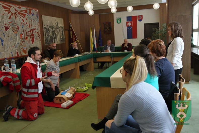 Prijatie daru - elektronický defibrilátor AED-62