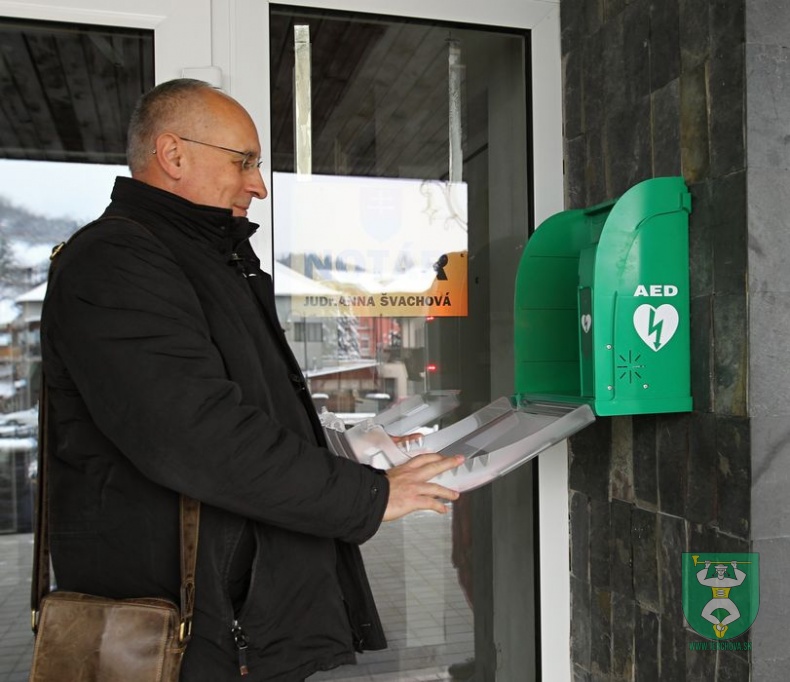 Prijatie daru - elektronický defibrilátor AED-92