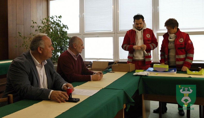 Prijatie daru - elektronický defibrilátor AED-7