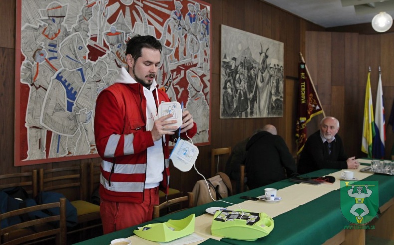 Prijatie daru - elektronický defibrilátor AED-28