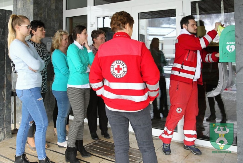 Prijatie daru - elektronický defibrilátor AED-109