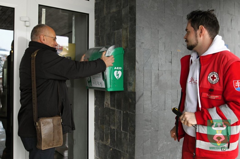 Prijatie daru - elektronický defibrilátor AED-89