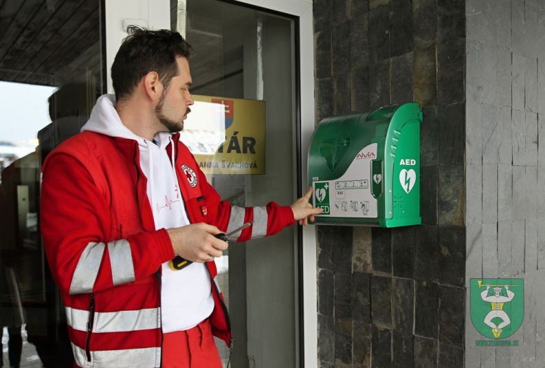 Prijatie daru - elektronický defibrilátor AED-86