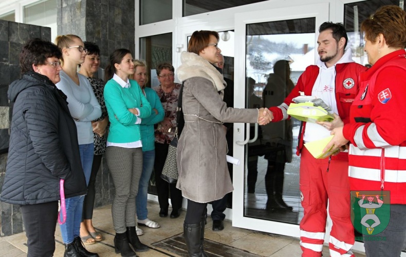 Prijatie daru - elektronický defibrilátor AED-117