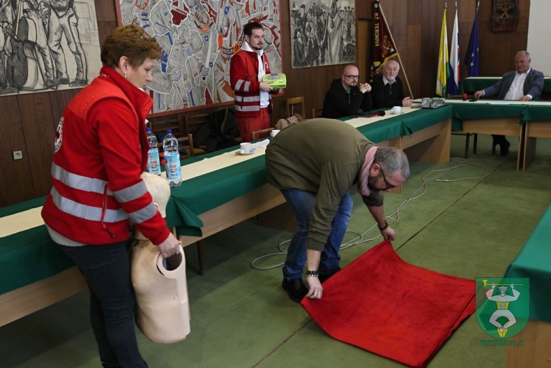 Prijatie daru - elektronický defibrilátor AED-26