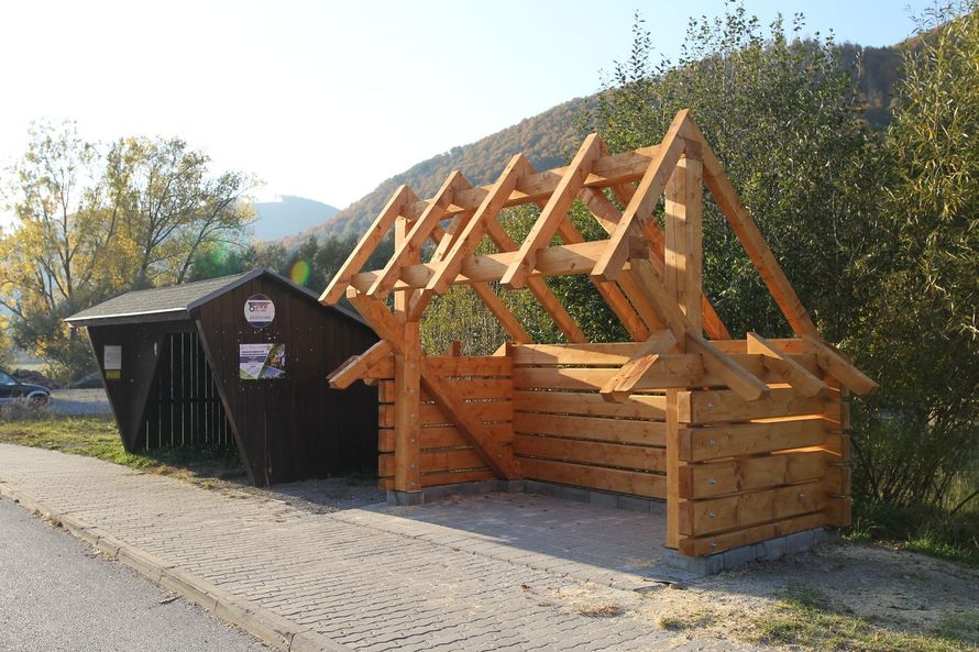 Nové autobusové zástavky (pred dokončením)