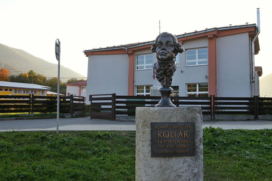 Busta A. F. Kollára pred ZŠ